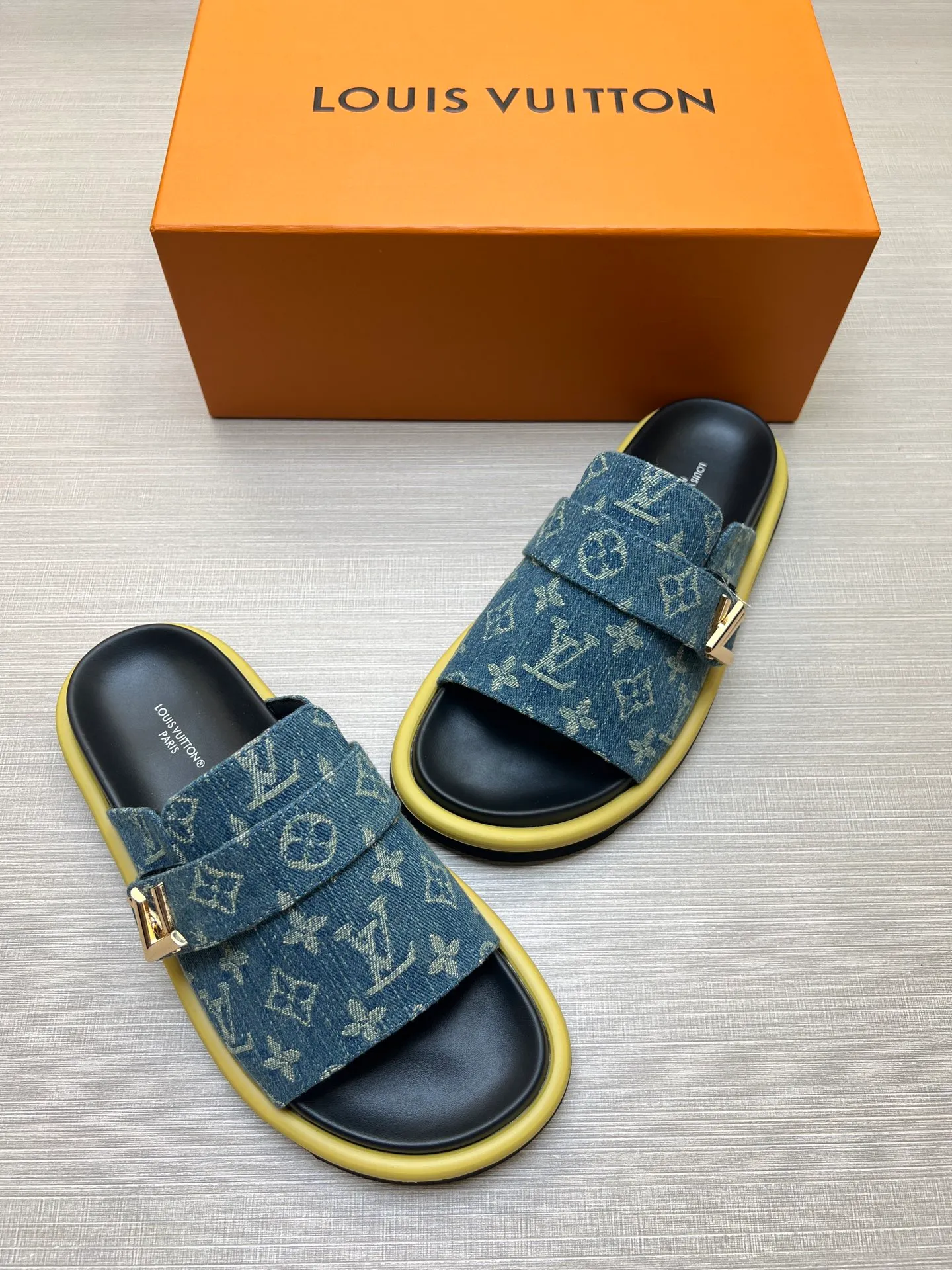 Factory price: 360💰【LOUIS VUITTON】Louis Vuitton, LV printing, men's and women's slippers are on the market, drawer box packaging with cloth bag, card, the upper pattern looks very soft and waxy, super versatile leg slimming artifact. Fabric: imported denim/canvas/old fabric, LV hardware LOGO, official website pattern printing, comfortable to wear, foot pads: high elastic men's shoes💰U water table. Sole: foam sole, heel height: about 5cm. Code number: 35-46, 35, 45, 46 are custom-made and non-returnable. Color: multiple colors and styles available.